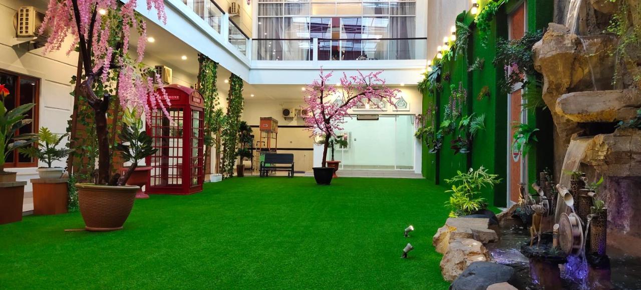 D&D Guest House & Cafe Syariah Medan Exterior foto